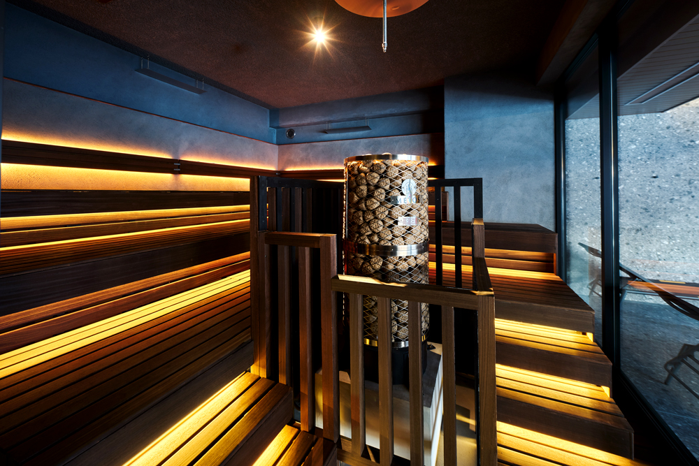 サウナ内観。「SPA edén SETOUCHI」内に併設されるサウナは最大20人を収容可能な大型フィンランド式サウナ。海に向かって大きなガラスがしつらえられており、瀬戸内海の景色と共に整うことができる