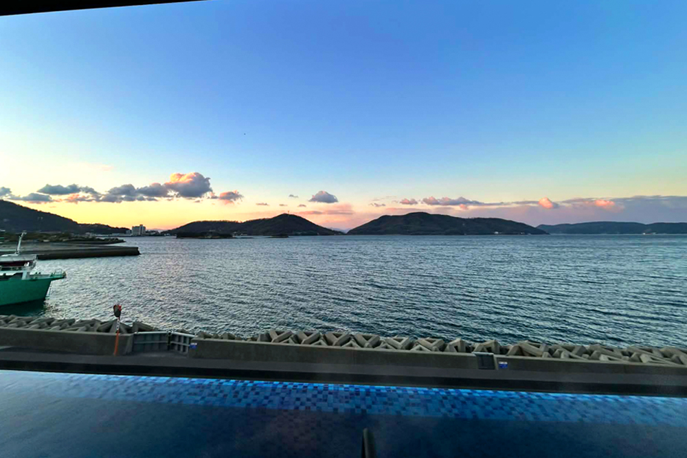 サーマルスパ「SPA edén SETOUCHI」から望む日の出時刻の瀬戸内海。旅先での朝寝も贅沢だが、海が白みはじめ、やがて淡いピンクから朝日へと光が移ろうその瞬間をスパから眺める早起きもまた、贅沢な時間である