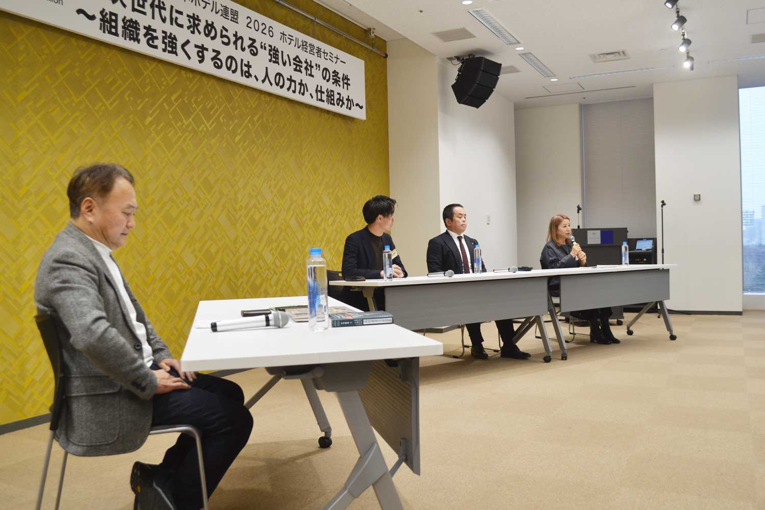 パネルディスカッション光景、(左)宿屋塾 塾長の近藤 寛和氏、(右)全日本ホテル連盟 研修委員会 委員長の金子 祐子氏