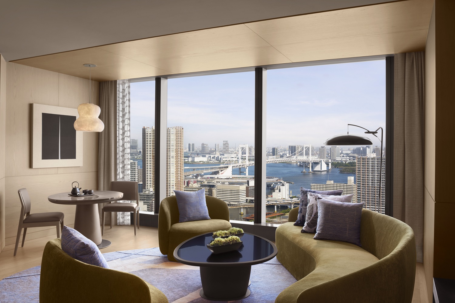 客室のコンセプトは流動的なモダニズム。家具やカーテンも同社のデザイン