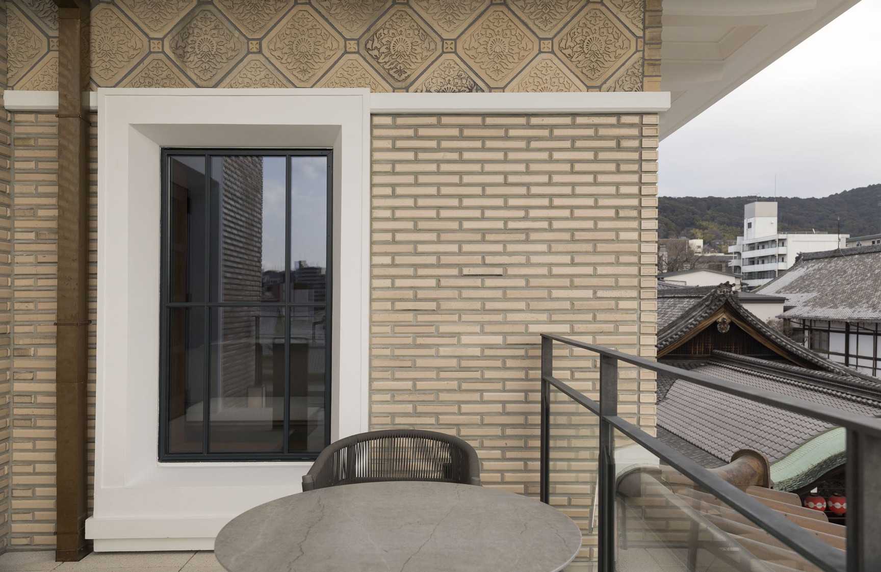 保存エリア・本棟の1室だけ構えた103㎡(+バルコニー13㎡)の「弥栄スイート」バルコニー