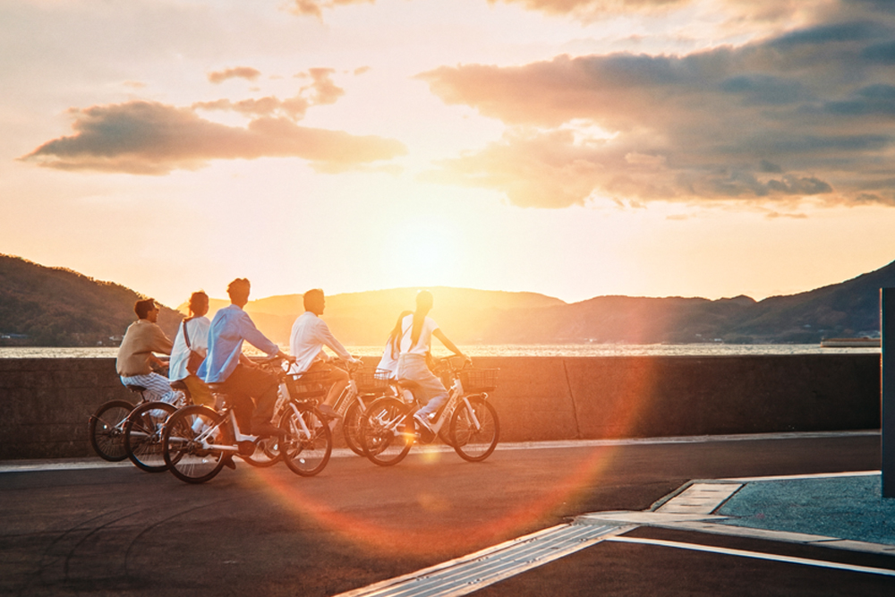 海沿いの絶景スポットやオリーブの木々が植えられた街並みを巡るのも、同施設に滞在する贅沢な時間だ。施設近隣の散歩やレンタルサイクル(予約サイト:HELLO CYCLING https://www.hellocycling.jp/station/kagawa/)で回るもよし。小豆島ならではの‟島時間”をゆったりと楽しめる