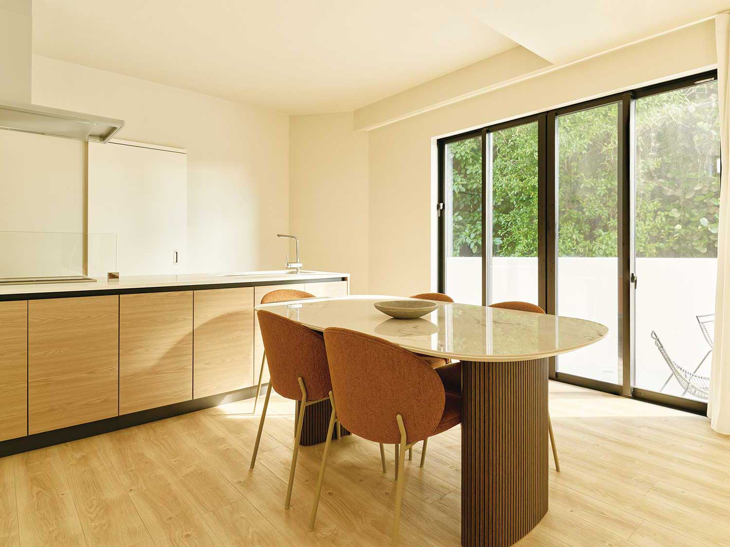 開放的なダイニングテラスではバーベキューもできる(Photo © Ichi Nakamura)