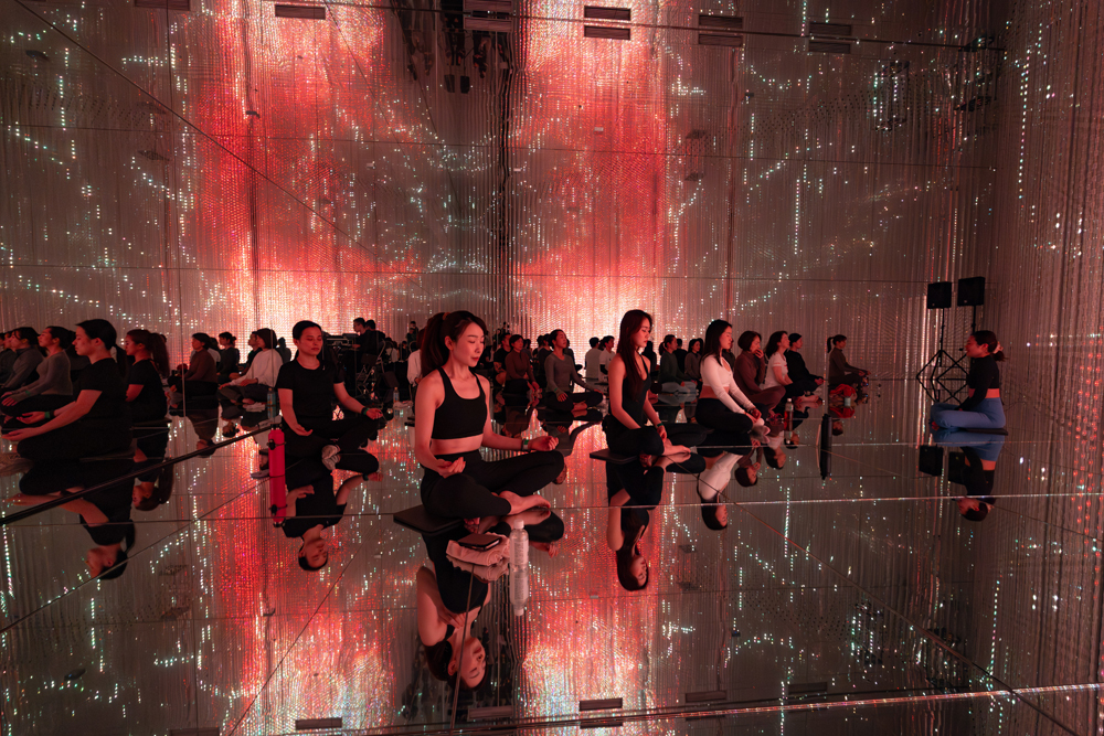 ピラティスが行なわれた《Infinite Crystal World》。瞬間瞬間に色が変わり、点滅のきらめきが美しい‟光のカーテン“の中で、体の軸にアプローチするピラティスは、参加者にどのような意識の変化をもたらしたのだろう