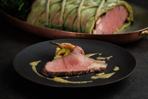 コンセプトの洞窟をモチーフにした「牛肉の塩釜焼き」