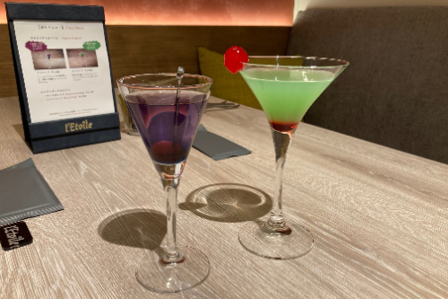 フォト映えを追求してカクテルメニューも増やし、左から「アメチスタ」(1500円)、「スメラルド」(1500円)