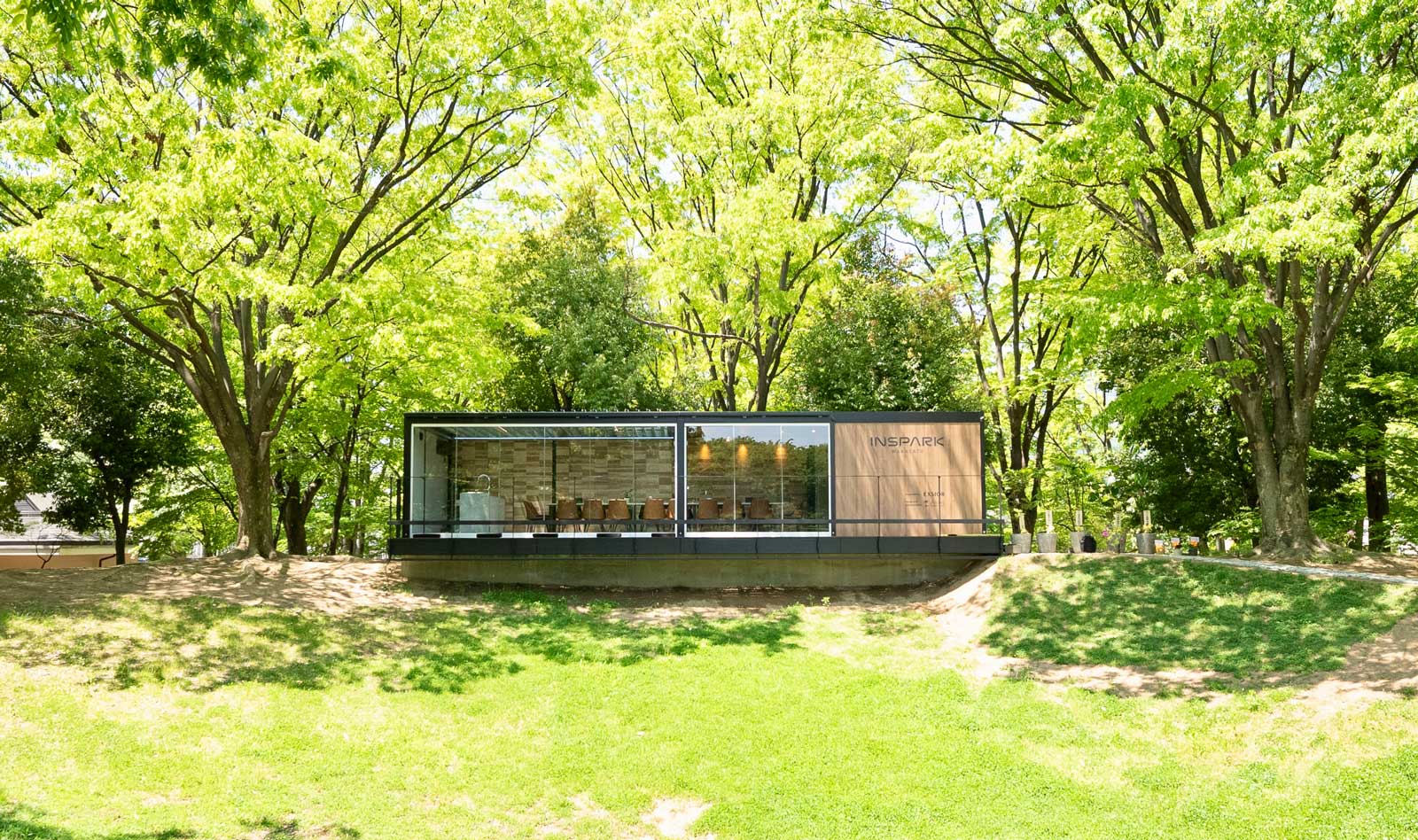 長野市の公園内に佇むレンタルスペース「インスパーク若里公園」四季折々の風景に溶け込む水平フォルムによりアウトドアサードプレイスの魅力を体現 (2025年長野市景観賞を受賞)