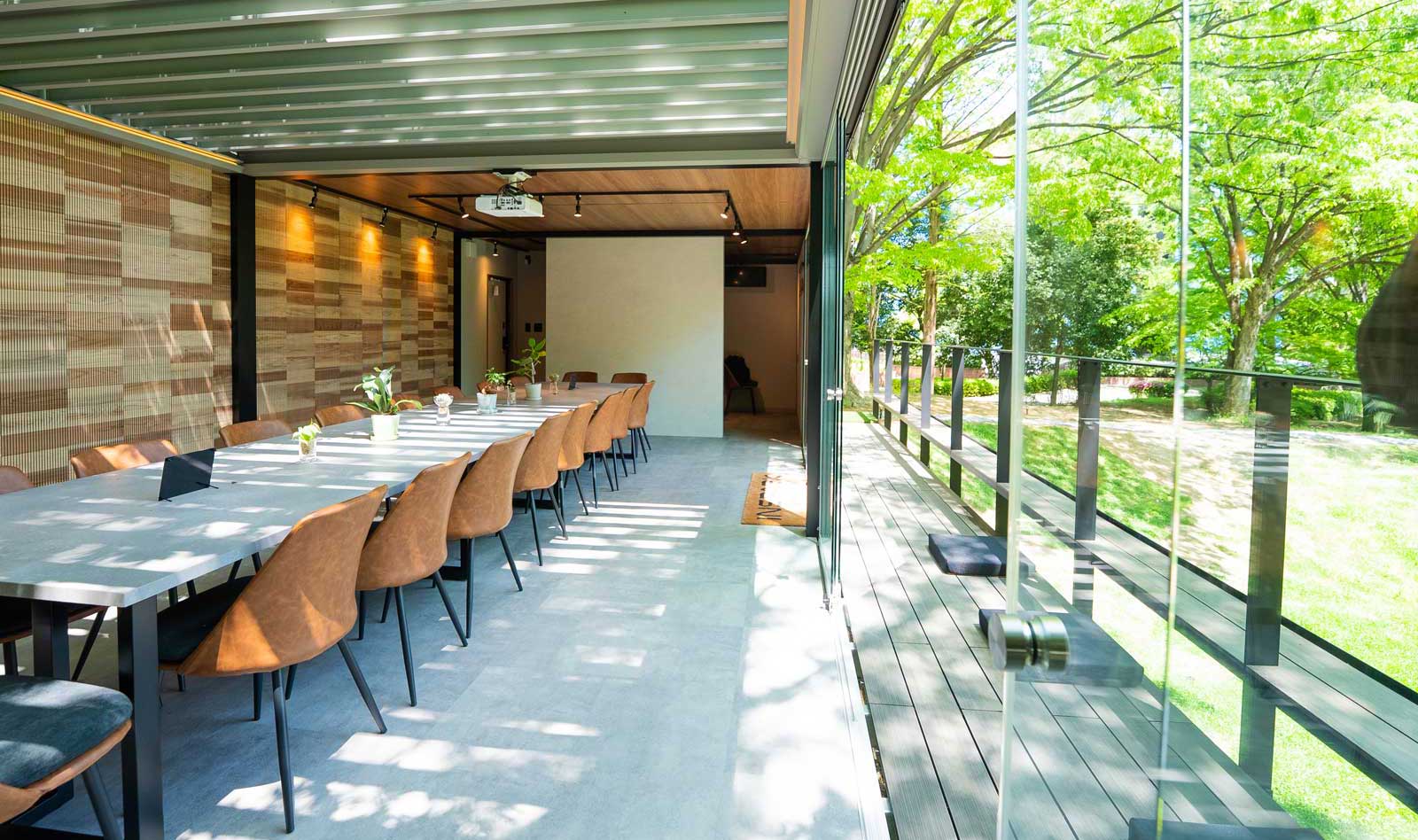 フルハイトガラス越しに公園のパノラマビューが望める特別な場所として話題になっている