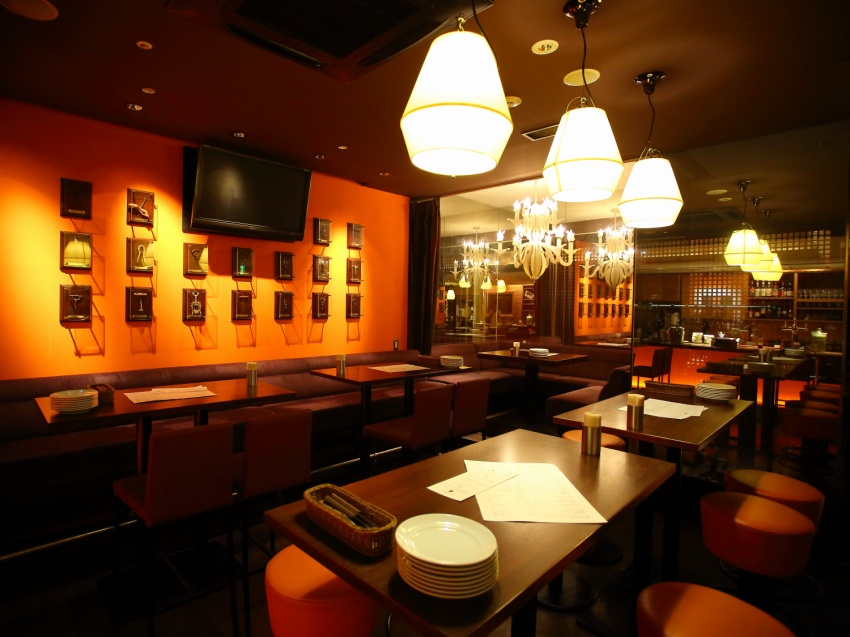 2008年の開業から安定の人気を誇る「ローストチキンハウス丸の内店」。バーチャルレストランの誕生は新たな「ローストチキンハウス」の魅力を味わえることから既存のお客さまにも嬉しいニュースだ