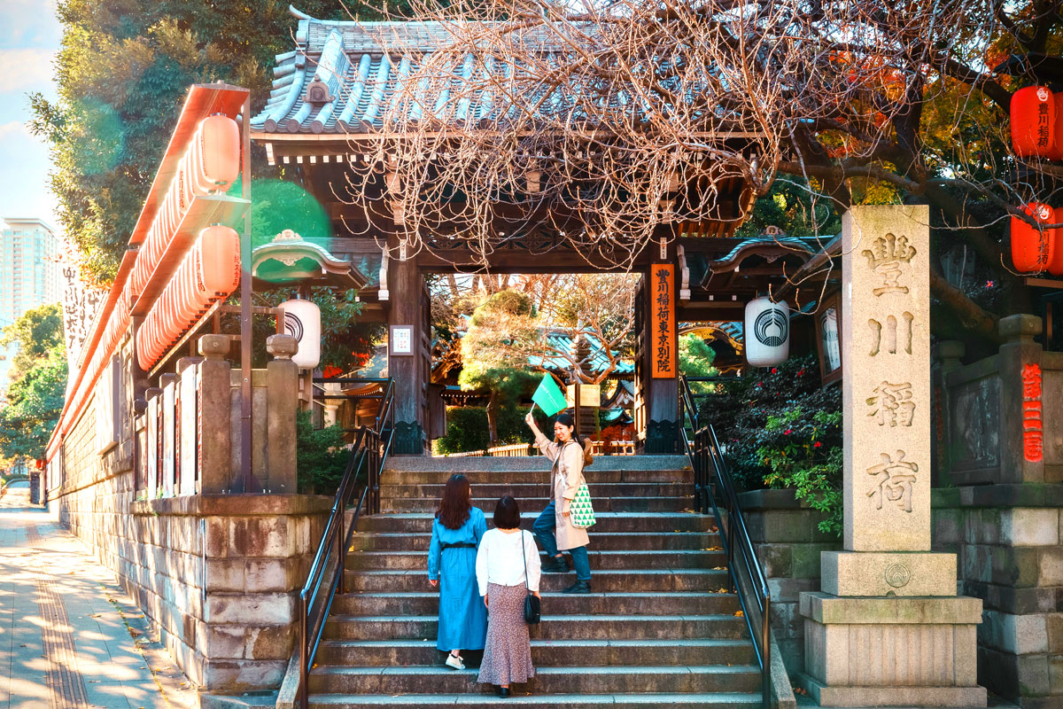 ツアーでは神社仏閣への訪問も。「豊川稲荷」では本殿へ参拝した後は、敷地内の七福神巡りや人気のいなり寿司が買える売店へと案内してくれる