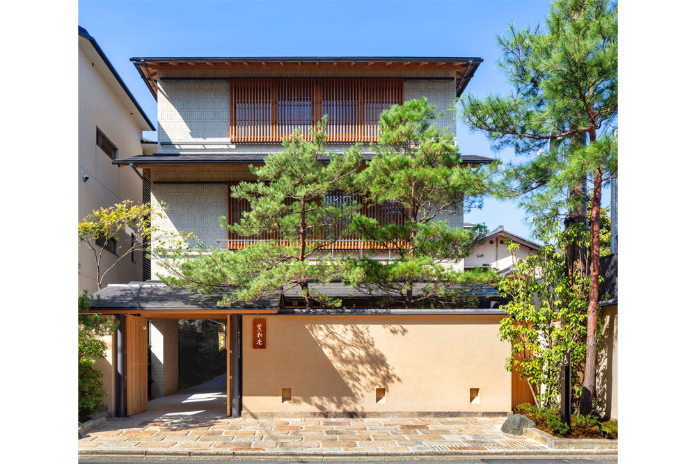 京都・岡崎エリアの街並みに溶け込む、伝統的和風建築の上質感と現代ホテルの快適性を兼ね備えた、4室のみのラグジュアリーホテル。京都在住の建築家である横内敏人氏の設計に、京都中村外二工務店が数寄屋建築を手がけた。内装デザインは乃村工藝社A.N.D.の小坂竜氏が手掛け、和とモダニズムを融合させた快適な空間となっている