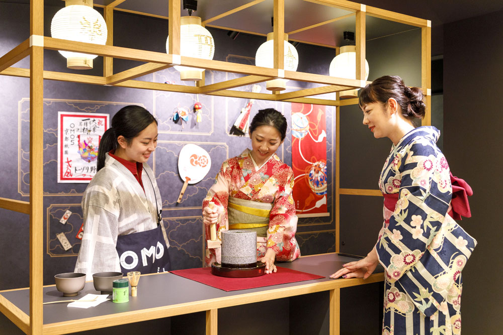 和菓子の名店も多い京都。OMOレンジャーから施設近隣のお菓子処をMAPにしたものをもらって和菓子めぐりをするのも楽しく、和菓子をお部屋で食べたいお客さまはOMOベースでお茶挽き体験ができ、お部屋で抹茶を点てられるセットの貸し出しもある。着物を着て京あそびがしたい場合は、施設近隣の着付けどころをご紹介してもらえる