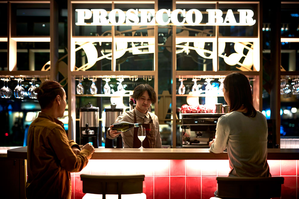 エントランス横にしつらえられた「PROSECCO BAR」。ホテル内バーだが、チャージはなく、グラス一杯から気軽に楽しむことができる