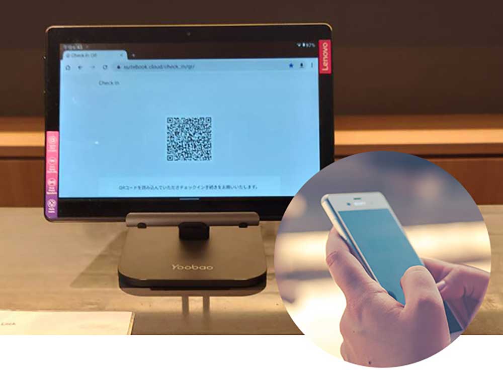スマイルスマートイン博多　フロントのタブレット端末で QRコードをスキャンしチェックイン