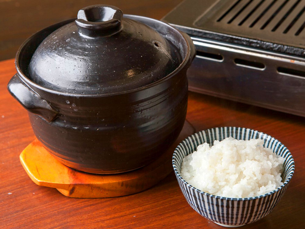 数種類の候補をブラインドで試食した結果、スタッフ全員一致で決まったという北海道蘭越町産の「ななつぼし」を使った「土鍋ご飯」。肉やホルモンに合うのはもちろんのこと、ぜひ「アギ山椒煮」とも一緒に食べてもらいたい