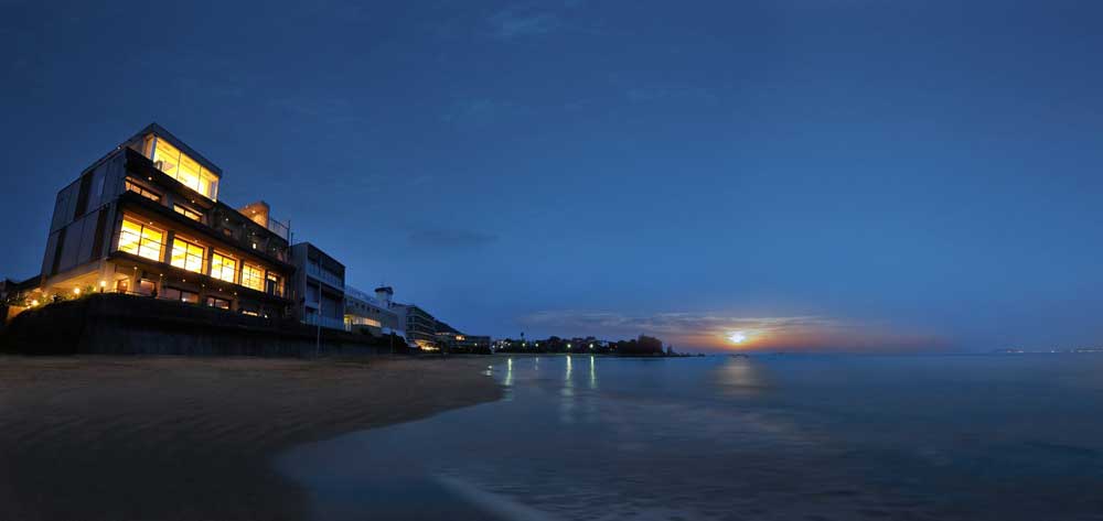 葉山の森戸海岸に佇むSCAPES THE SUITE夕景