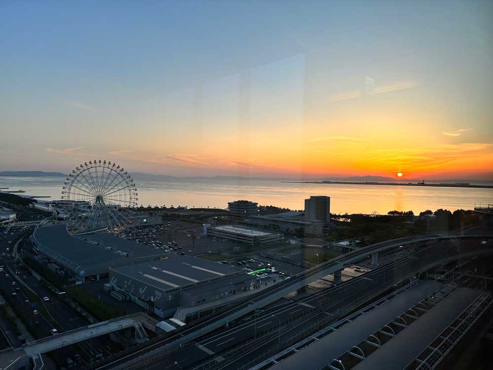 21階のダイニング。眺望良好。関西国際空港を離発着する飛行機に夕日、萌えます。