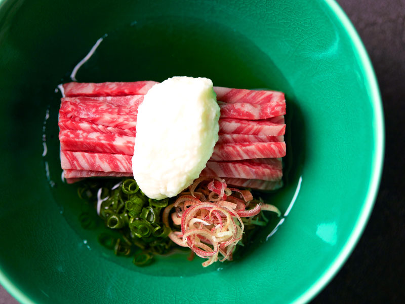 牛肉を麺状にカットし、はまぐりの出汁とあわせた“和牛そうめん”。脂が優しい石垣牛だからこそおいしくいただける一皿だ