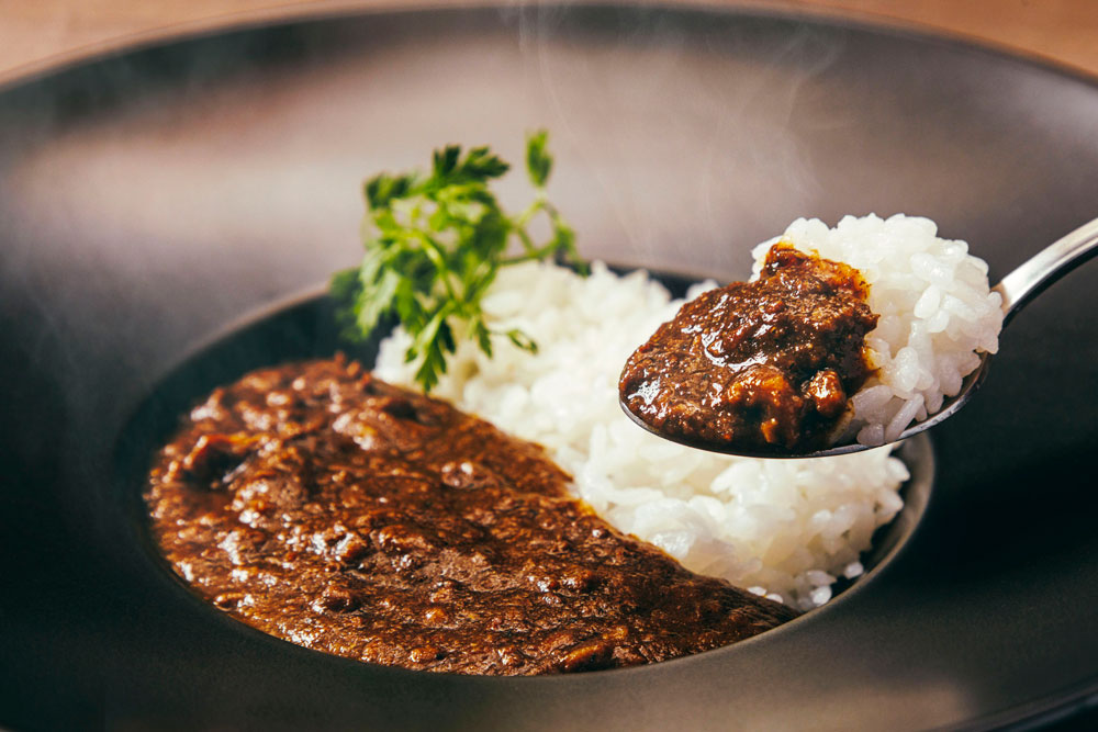 コースメニューに含まれる“厳選赤身と海老の石焼炒飯”は、甲殻類アレルギーなどがある場合は特製冷麺やコムタンラーメン、通販でも人気の特製うしごろカレーなど数種の食事メニューから変えてもらうことができる