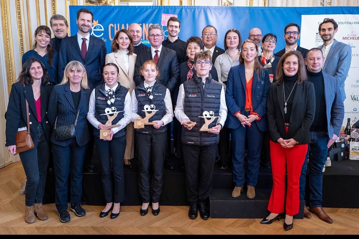 フランスの全国コンクール「ル・チャレンジ」は、一流のサービスマンを目指す若者たちに賞を与えることで飲食業界の未来を紡いでいく