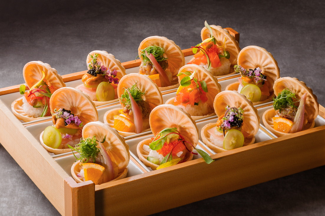 夕食のブッフェで提供する「もなか寿司」は各地の施設の名産にちなんだメニューを提供