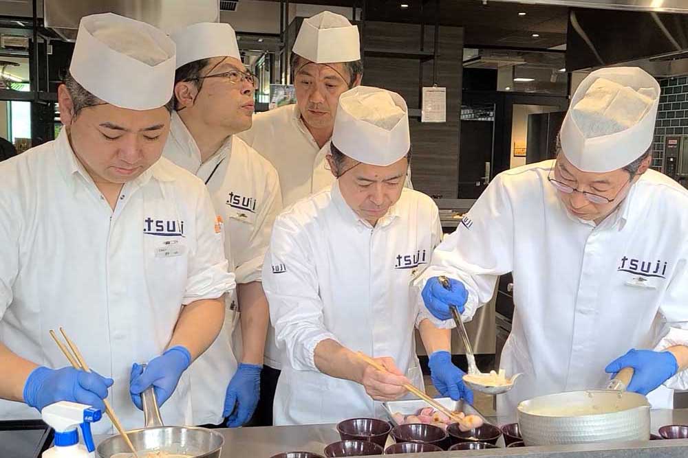 辻調理師専門学校 東京の教員がレシピを基に調理