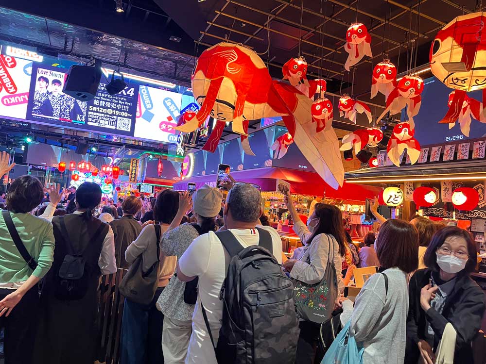 歌舞伎町タワーに韓国のボーイズバンドを見に集まった群衆： 訪日観光客の最大のターゲット市場は韓国だ。