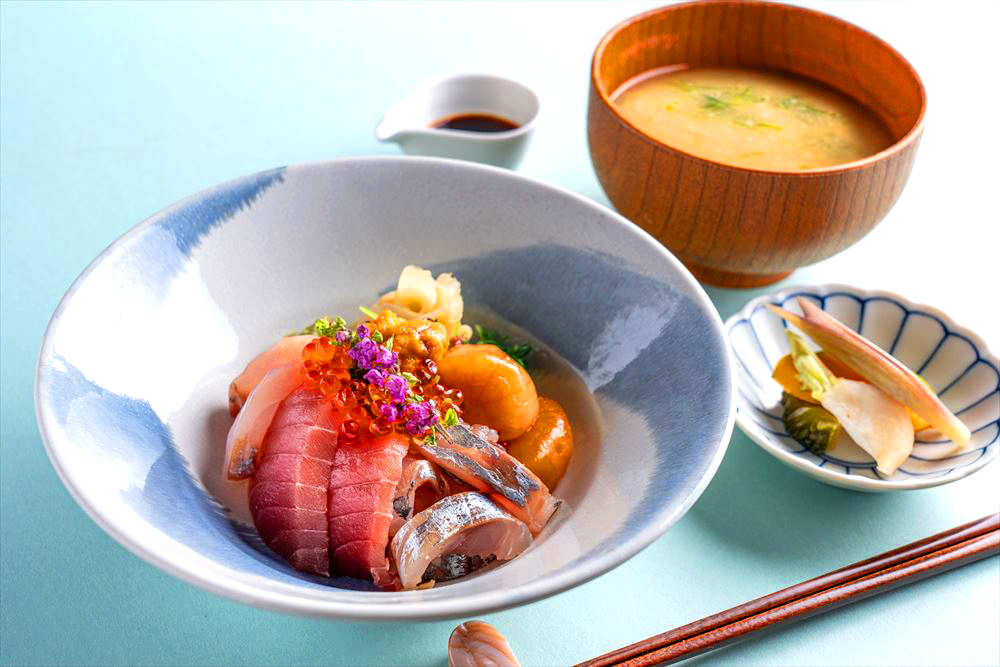 数種用意されている海鮮丼から“海の幸あれこれ海鮮丼　松前醤油”。九州の甘口醤油に店舗で昆布を合わせて調合した“松前醤油”はアラカルトに加え、ランチやディナーのコースで提供されている鮪を用いた海鮮丼にも添えられている。こちらもぜひ一度は味わってもらいたい味わいだ