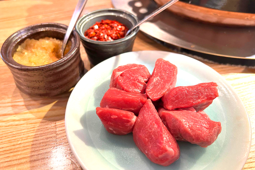 “ヒレ肉”後方にあるにんにくととうがらしの薬味。タレに好みで足していただくのだが、これらがまた秀逸な味わいだ。にんにくはきざみと摺りを合わせた、とうがらしは辛味よりも旨味を感じる味わいで提供されている