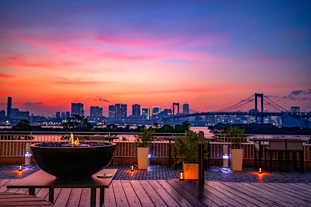 “エグゼクティブ テラス ラウンジ”から望む東京湾の夕暮れ。夕方から夜に移り変わるマジックアワーは、非常にダイナミックで美しい景色身近に体感できる