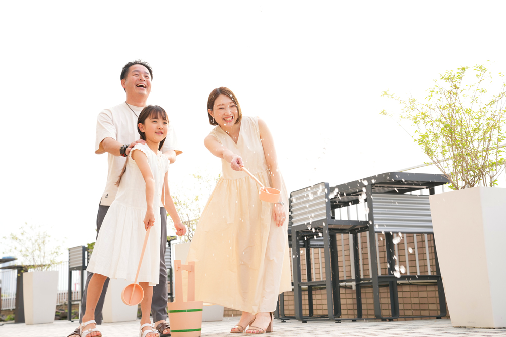 水を撒くことで地面の温度を下げ涼を得る、日本の伝統的な夏の光景である打ち水。実際、同イベントの折には気温が2～3度下がり涼しくなるという