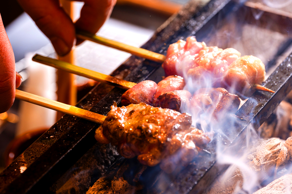 土佐備長炭でひとつひとつ丁寧に焼き上げる焼鶏には、こだわりの飼料で育てられ、雑味のないジューシーな味わいが特徴の信玄鶏を使用している