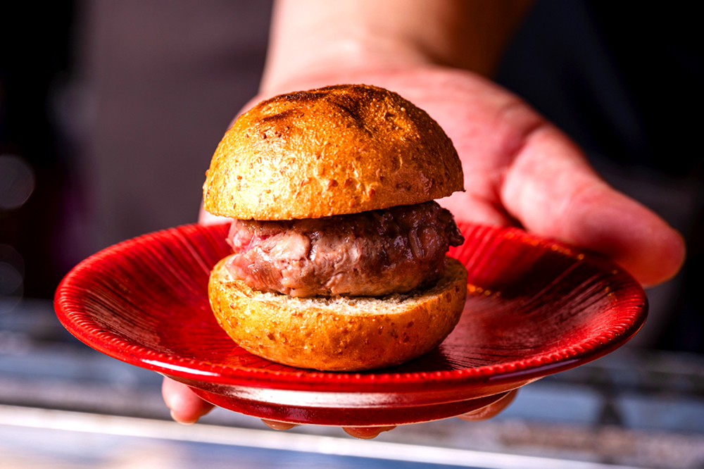 鹿のランプ肉をメインにした“ジビエバーガー”。鹿肉は季節によって脂肪分の比率が変わるため、個体の脂肪バランスに併せて鶏のさまざまな部位をミンチして加えジューシーさを出している（※「焼鶏メジャー」）