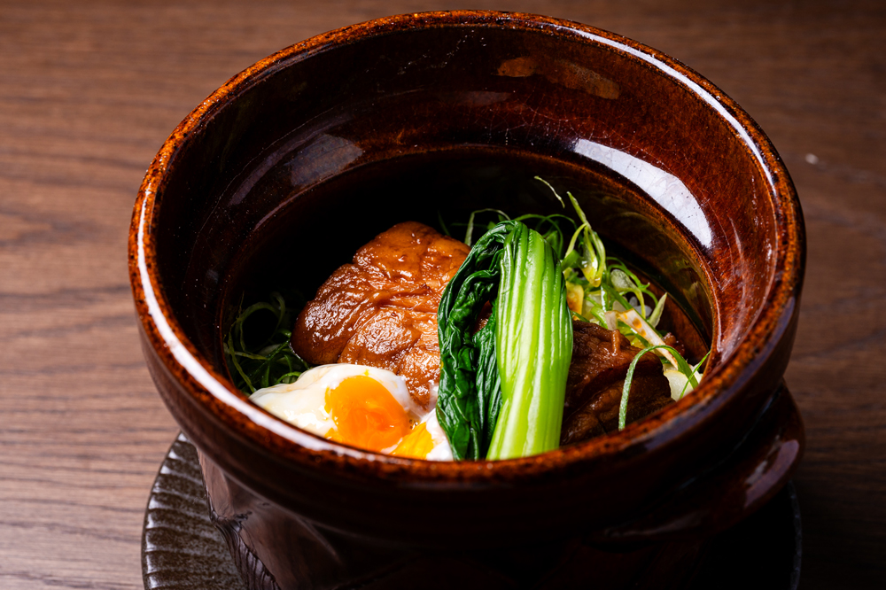 〆メニューの土鍋ご飯は“雲丹といくら”、“鮭ハラスといくら”、“ずわい蟹といくら”、“全部乗せ”に加え、豪快に塊肉を炊き込んだ“名物！和風魯肉飯（ルーローハン）”がある（※「錦糸町炭火成る」）