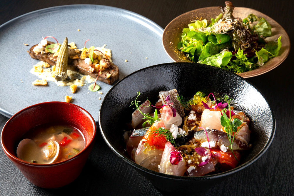 ランチのメイン料理として提供される“築地海鮮丼”。日々、築地市場から新鮮な海鮮を仕入れ、贅沢に使っている一品