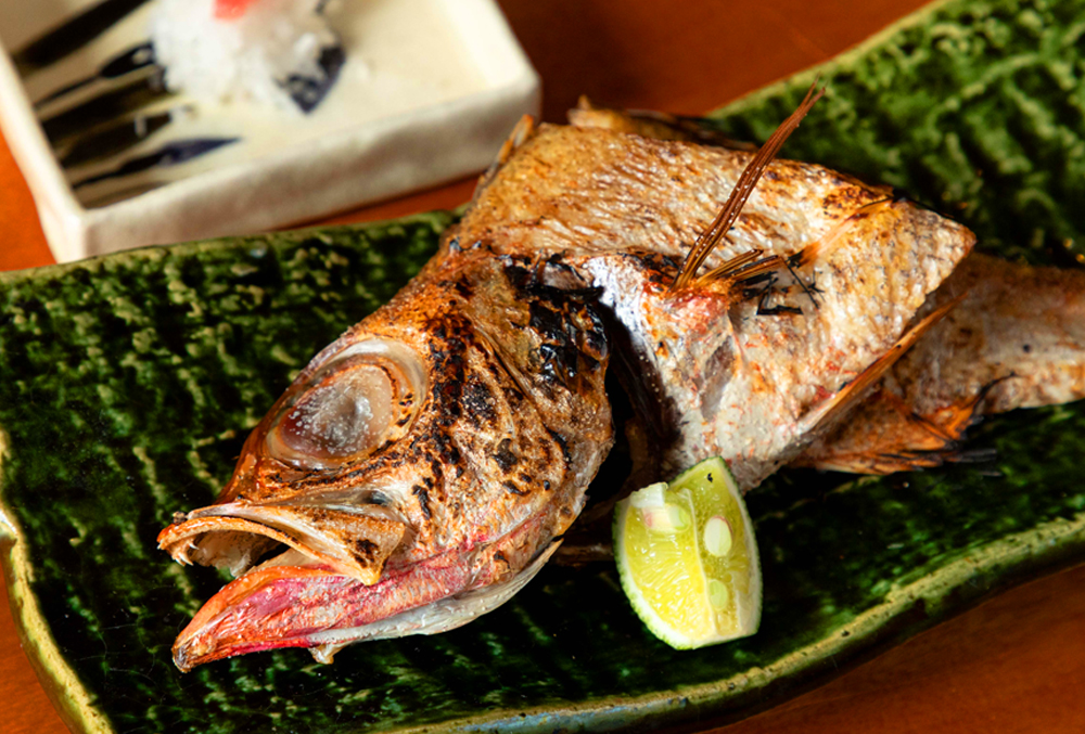 “のどぐろ半身塩焼き”。これほど贅沢なのどぐろの塩焼きが味わえるのかと思うほど、ボリュームがあり、脂の旨味も味わえる逸品。塩は月に50㎏ほどしか作れないといわれる対馬の「おひさま育ち　つしまのほし粒」が使われている