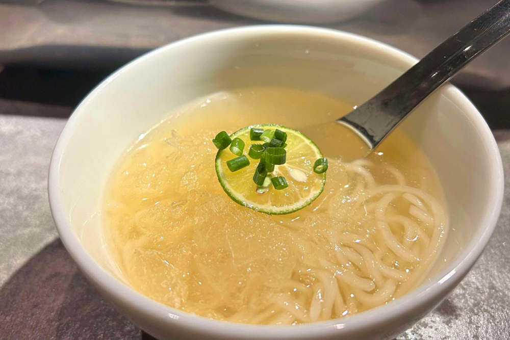 同店を訪れたら〆のメニューも楽しんでもらいたい。中でも“氷結冷麺”は本店で提供された焼肉女子会コースにも入れられた、女性人気の高い一品だ 