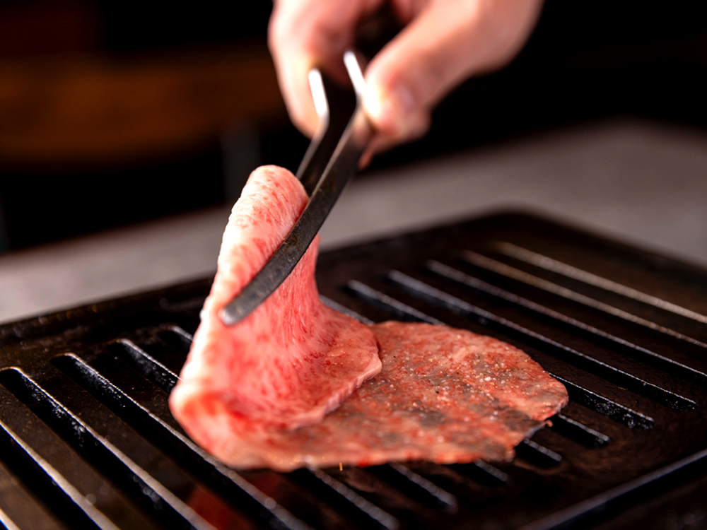 焼きの工程が入る肉メニューは基本的に、スタッフが卓上に設置されたコンロで焼いて提供してくれる。そんな細やかなサービスも含めての同店の価格は本当にコスパがいいといえる