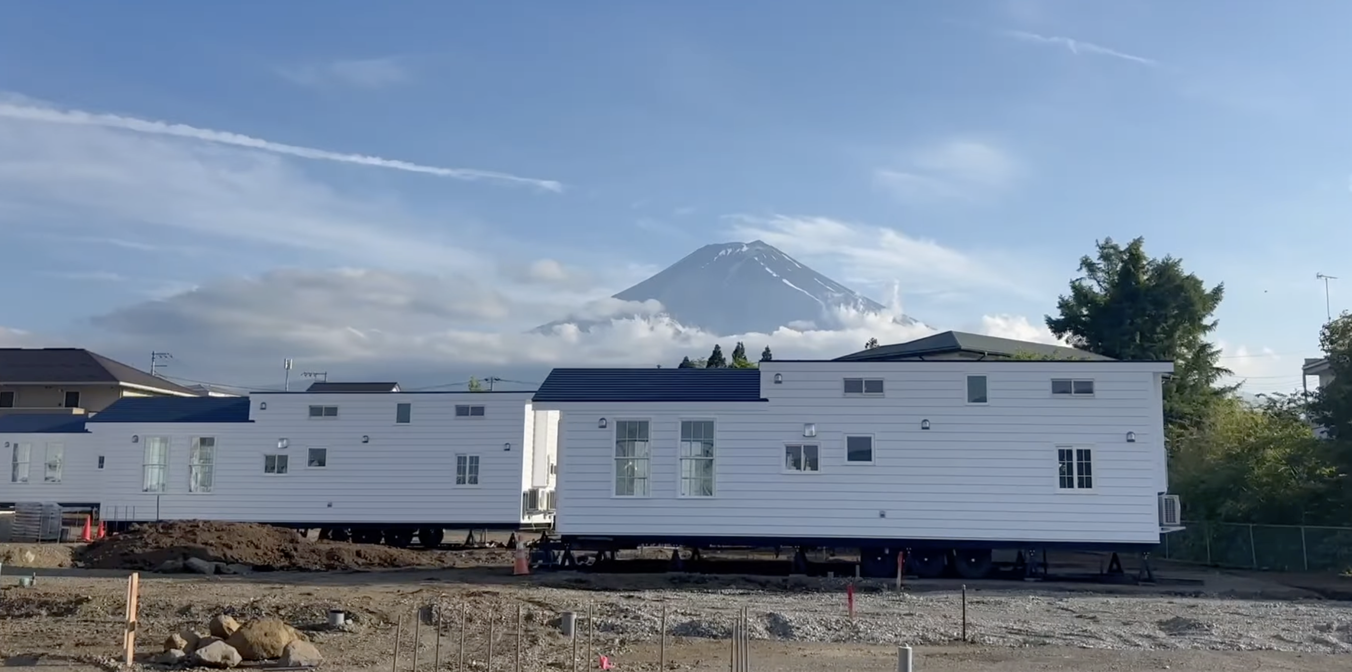 建築中のホテル現場。トレーラーの奥には富士山頂が見える。