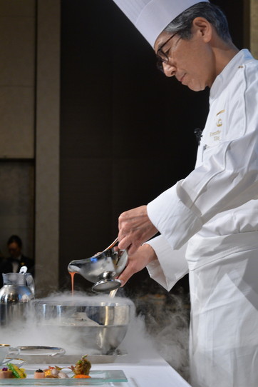 ザ・キャピトルホテル 東急 総料理長 兼 副総支配人 曽我部 俊典氏による実演