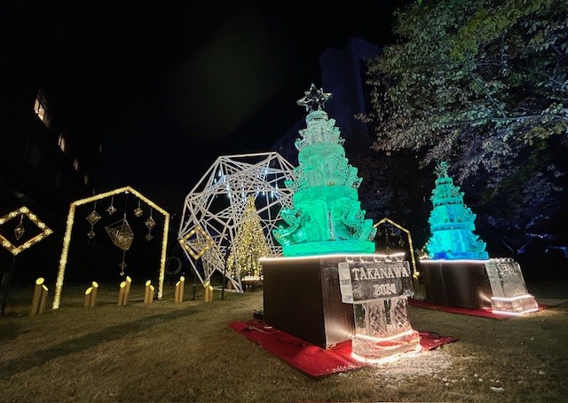 「氷と光の祭典」の装飾、左側が「ヒンメリ」