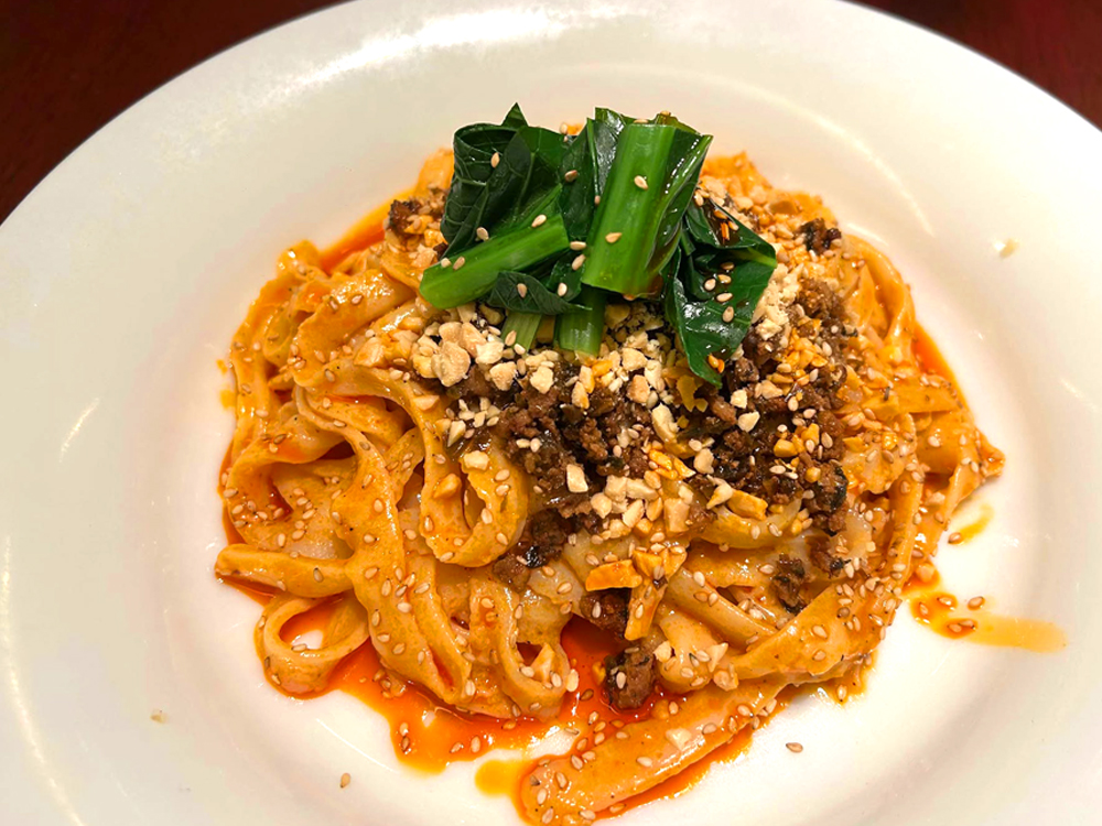 「汁なし麻辣坦々刀削麺」。麺に絡ませた自家製の胡麻ペーストは、同店の麺だからこそ受け止めることができるリッチで濃厚な味わいだ