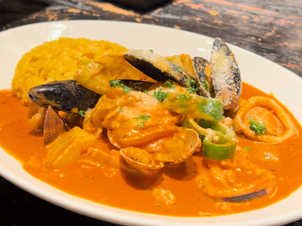 中島氏考案の‟アポロンライス”も必食の一品だ。ちなみに池尻店では‟ビストロライス”として提供されており、こちらも人気メニューなのだが、池尻ではターメリックライスと共に提供されているのに対し、目黒では白飯と共に提供されており、味の違いを楽しむのも一興だ(※写真は”ビストロライス”)