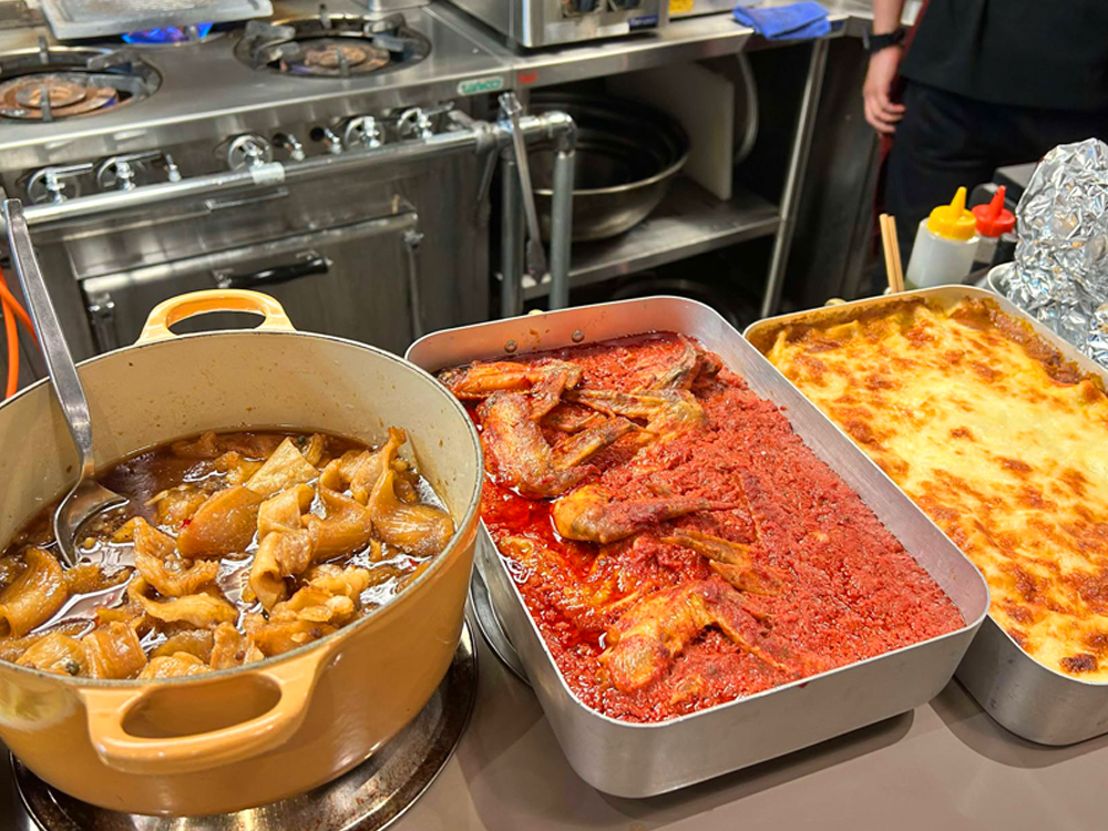 カウンターに並ぶ‟おばんざい”の数々。定番メニューもいくつかあるが、季節感を反映したメニューも多く、訪れる度に新たな、そして斬新な美味しさに出会うことができる