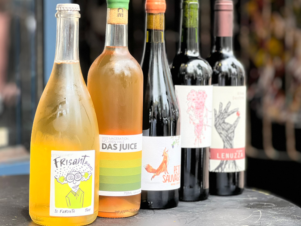 ナチュールワインのラインナップが豊富な点も同店を訪れる魅力だ。季節や仕入れ状況に応じたワインリストと、旬の食材などを用いることによる一期一会のメニューもあることから、料理とのマリアージュはぜひ、スタッフと相談しながら味わってもらいたい