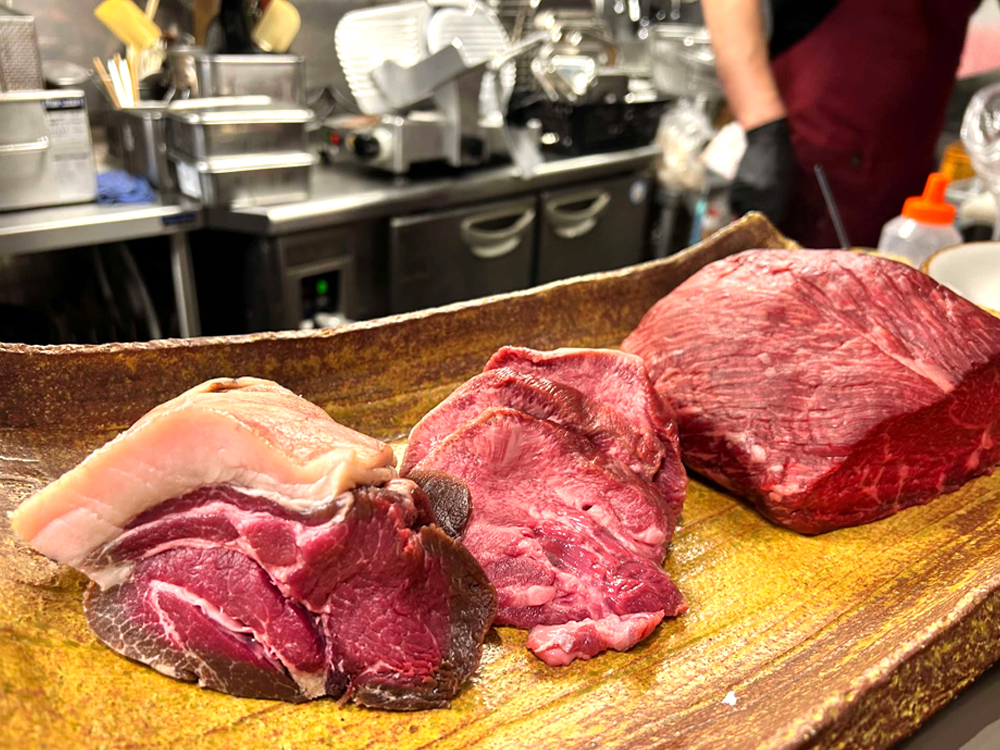 さまざまな魅力を持つ同店だが、‟肉へのこだわり”もそのひとつだ。定番のアンガス牛や黒毛和牛のステーキはもちろんだが、季節のジビエや羊肉、さまざまな肉の煮込みを味わえる‟肉定食‟など、ミートラバーにとって訪れる価値のある“特別な場所”といっていいだろう