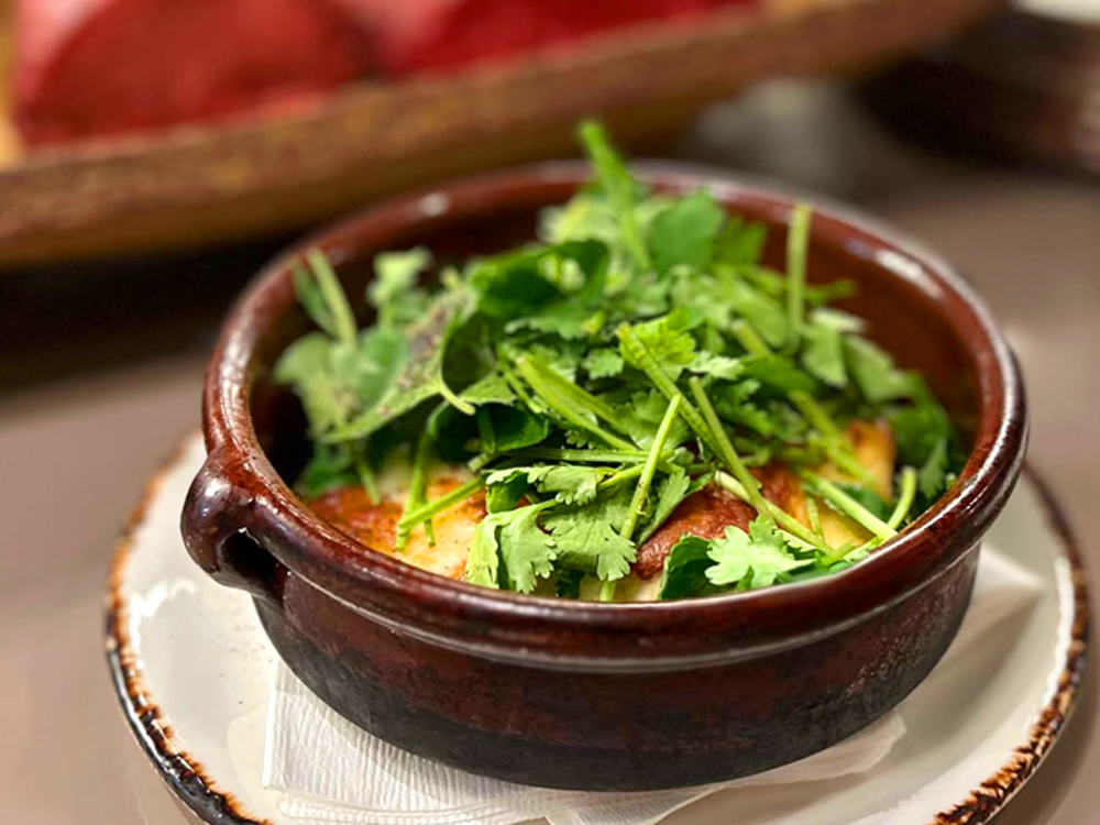 際コーポレーションらしい、‟ボーダーレスなビストロメニュー!”というのを強く感じる‟パクチーラザニア”。同社の店舗では、大胆な創造力と遊び心を感じる食材の組み合わせによる、‟新たな美味しさ”がこれまでも数多く産みだされてきているが、そこに新たな一品が加わったと言っても過言ではない逸品