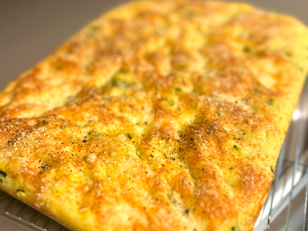 同店では、料理と共に供されるフォカッチャも店舗で焼かれている。主役として提供されることは少ないメニューではあるが、‟隠れ推しメニュー”ともいえる味わいだ。ぜひとも、さまざまな料理と共に味わってもらいたい