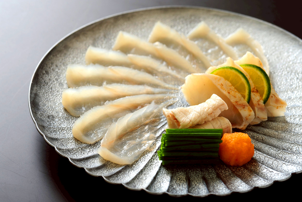 ‟河豚刺し“。同店では、河豚ブランディングの強化を今後のテーマと位置付け、岡本料理長の指導のもと、板前たちのふぐ調理師免許取得も推進していく。なお、昨今はインバウンド市場でもふぐの認知が広がり、人気が高まっているという