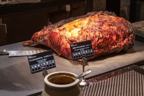 シグネチャーメニューの骨付きローストビーフ。塩麹でマリネし、低温でじっくりと焼き上げたディナー限定の人気のスペシャリテだ
